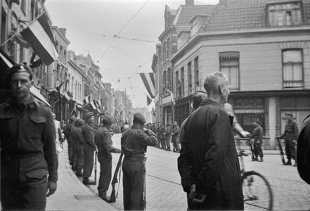 818827 Afbeelding van militairen in de Voorstraat te Utrecht die de route bewaken van de Memorial D-Day Parade.